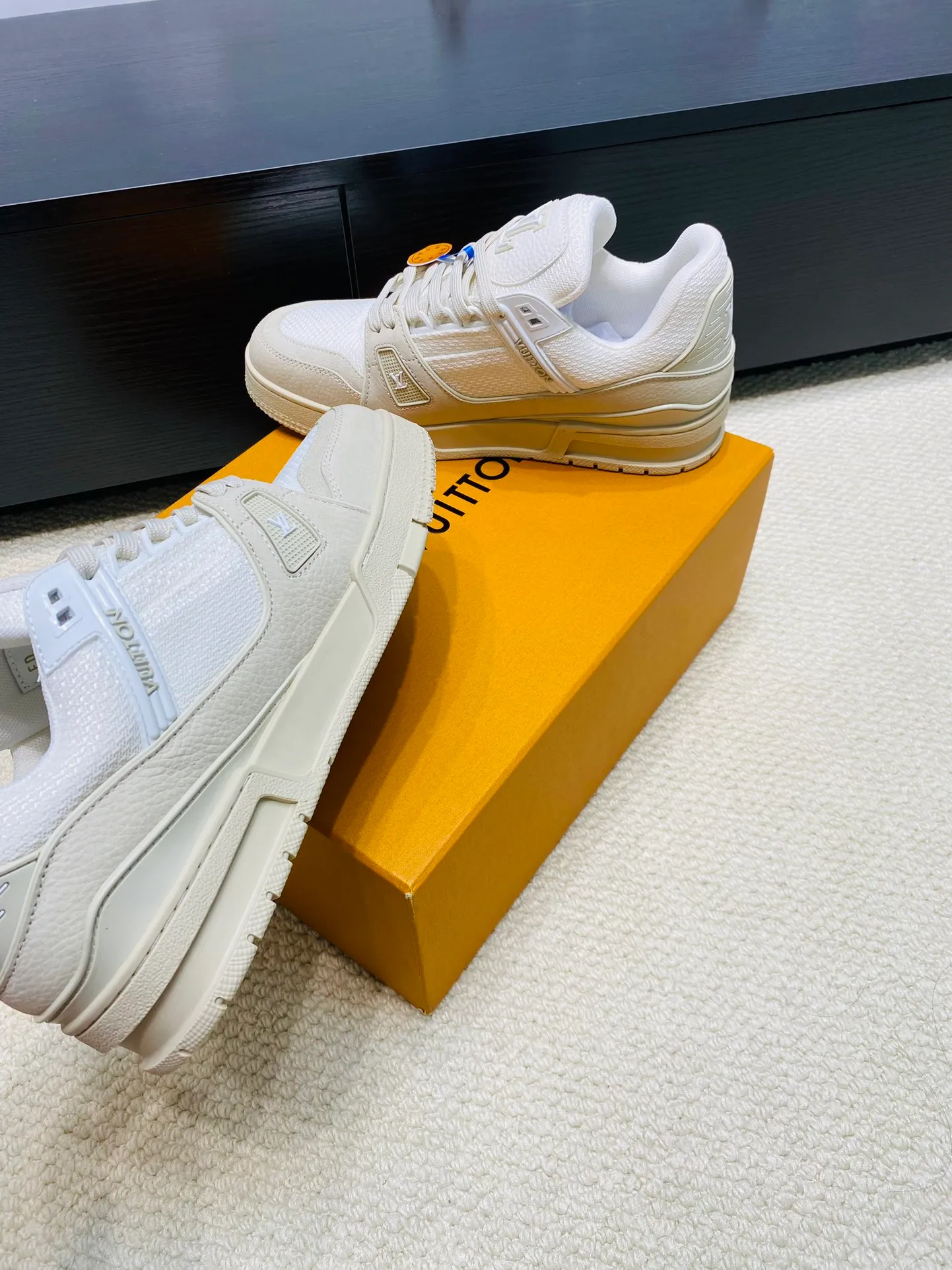 👟👟Ex-factory price 800👟👟 💰💰💰 Hot style 🆕🆕🆕𝙇𝙑 LV Louis Vuitton L House Donkey Brand Trainer Series Couple Style Casual Sports Shoes Skateboard Shoes Original Purchase Development Production Production This pair of LV Trainer sneakers are made of a blend of technical materials with waterproof properties. The meticulously crafted upper is notable for its many signature details, including Louis Vuitton and #54 in script, referencing the year 1854. Exquisite packaging at the delivery counter🛍📦 ▪️Fabrics: Original customized imported cowhide ▪️Inner lining: Original customized breathable mesh ▪️Outsole: Original open-molded non-slip TPU combination outsole ▪️Sole thickness: 3 cm ▪️Size: Women's 35-41 / Men's 38-46